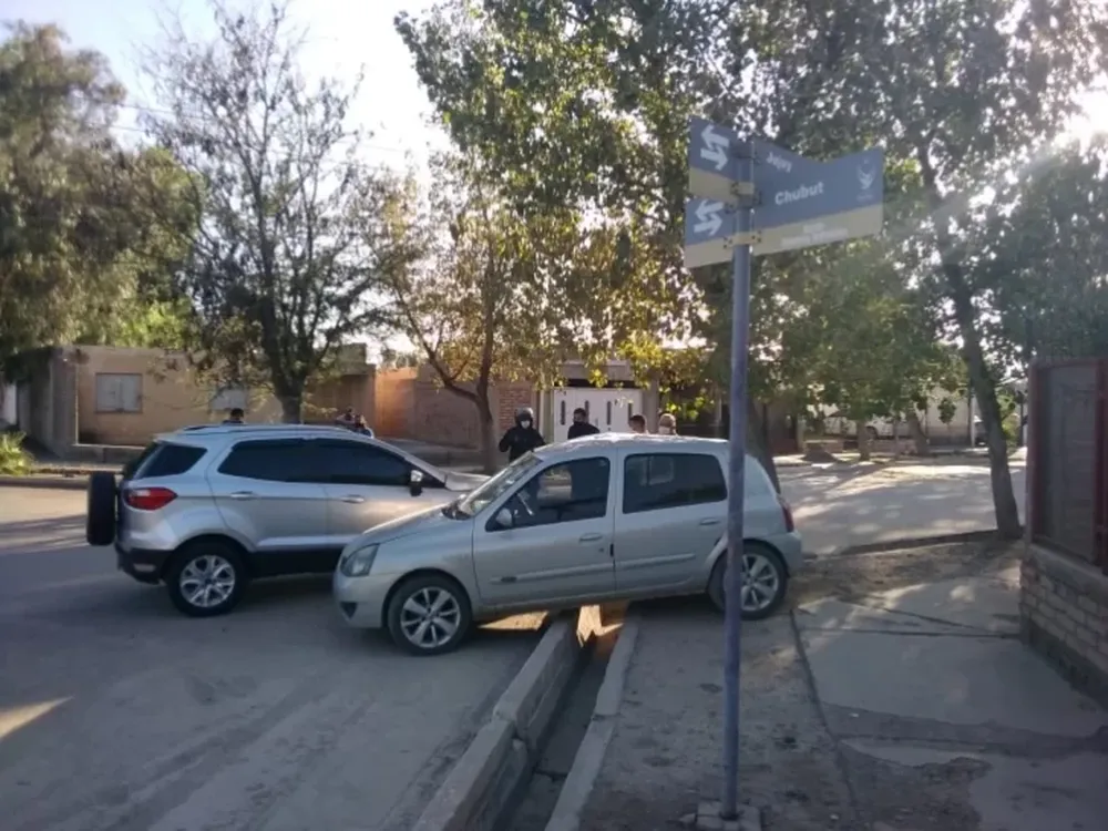 Terminó en la vereda luego de protagonizar un aparatoso choque