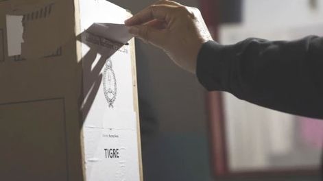 EN ESTE TIEMPO los argentinos se debaten en qué clase de país quieren vivir. El tema genera rispideces como también aprovechamiento político quizás con no tan sanas intenciones. Todos los matices serán confrontados en las urnas para saber la decisión de los ciudadanos.