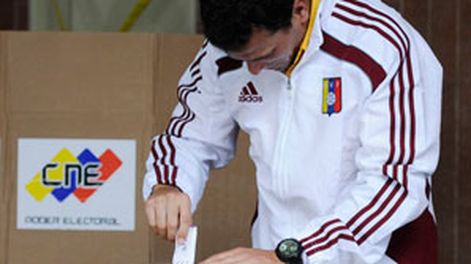 Capriles votó y aseguró que lo que decida el pueblo es “sagrado”