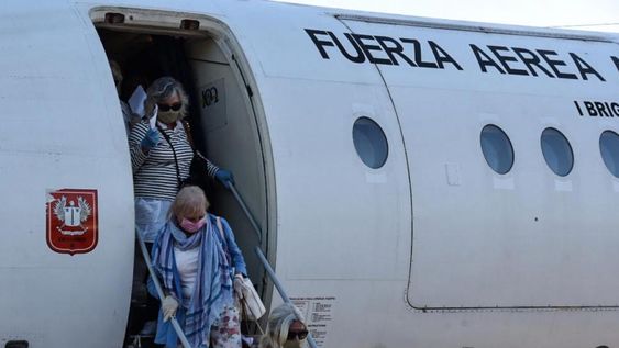 La discusión de repatriados con tripulantes de Aerolíneas porque querían bajar rápido