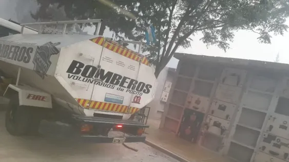 Un incendio puso en peligro el cementerio de Pocito durante gran parte del día