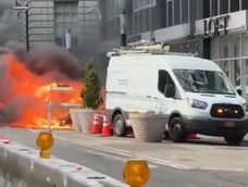 impactante explosion de un auto genero panico en manhattan: mira el video impactante explosion de un auto genero panico en manhattan: mira el video