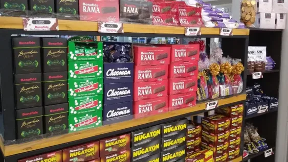 Un café sanjuanino convirtió sus sillas en góndolas para poder ofrecer sus productos