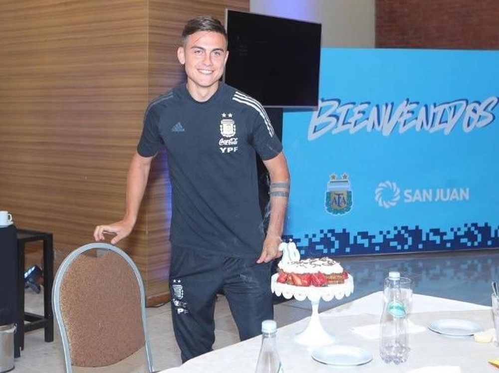 Paulo Dybala festejó su cumpleaños al llegar a San Juan