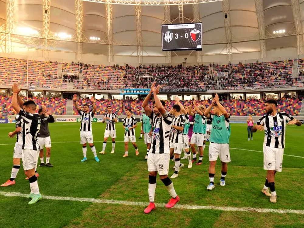 Central Córdoba goleó a Colón y sigue por la buena senda de la mano de Balbo