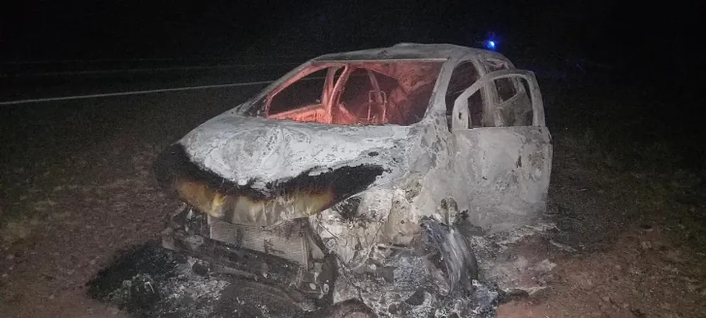 Un vehículo quedó hecho cenizas después de incendiarse tras volcar en la ruta 141