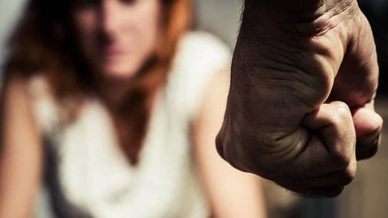 Agredió a su pareja, se fue del departamento y quiso volver a entrar a los minutos