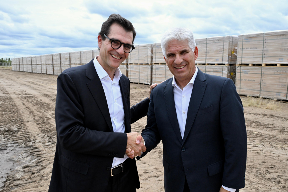 Juan José Retamero, CEO y fundador de Aisa Group, juntoClaudio Poggi, gobernador de San Luis.