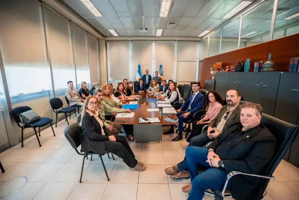 El Gobierno y los gremios docentes UDA, UDAP y AMET ya están reunidos en paritarias