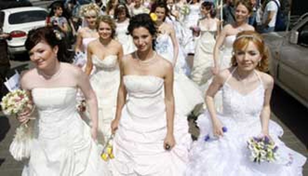 “Novias” marchan contra violencia doméstica