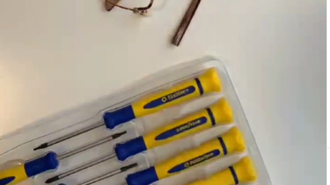 Furor en las redes por un video con un truco para arreglar anteojos