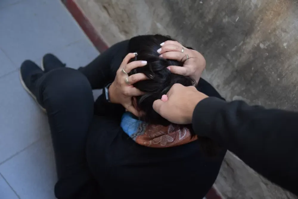 Lo condenaron por violento, volvió con su esposa y la golpeó dormida: ahora va al Penal