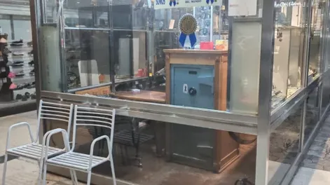 Reventaron la vidriera de una joyería a metros de Plaza 25 y cargaron en mochilas un botín millonario
