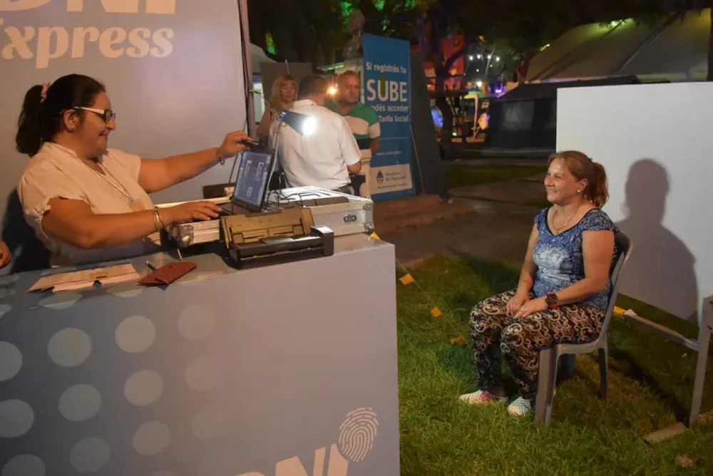 Cientos de personas renuevan su DNI en la FNS