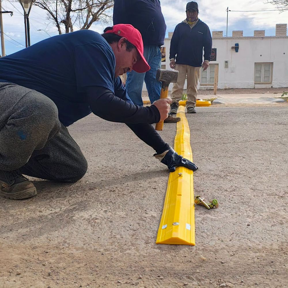 En la localidad de Barreal, en Calingasta, comenzaron a colocar reductores de velocidad.