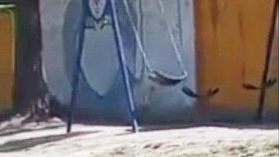 [VIDEO] Filman una hamaca que “se balancea sola” frente a un cementerio