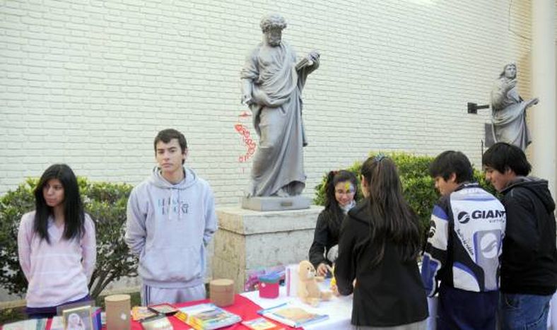 Una feria entre  los apóstoles   de la Catedral