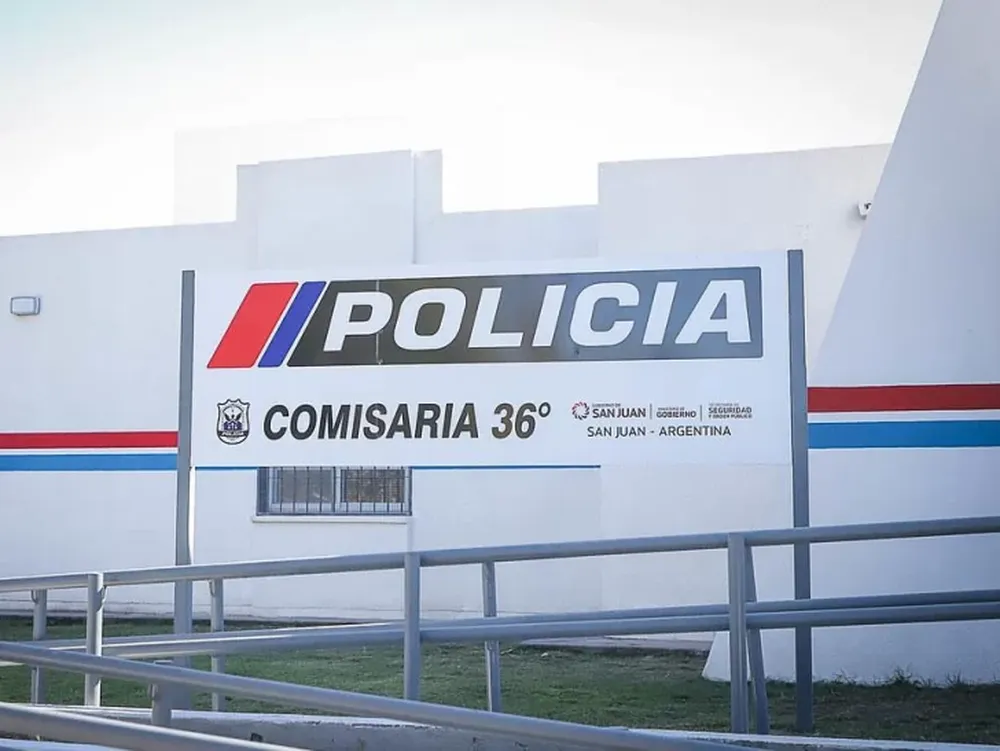 Una mujer y su hijo terminaron en un canal tras volcar en Rawson