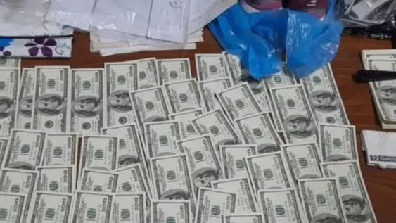 Encontró más de 16 mil dólares en la calle y los entregó a la Policía