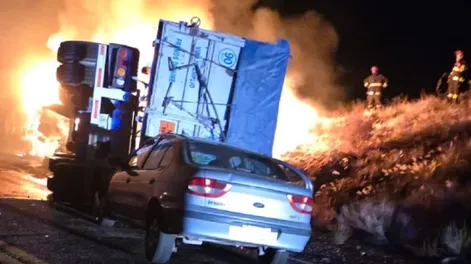Dos camiones chocaron de frente y se incendiaron en el camino de alta montaña en Mendoza. (Foto Prensa Seguridad Mendoza)