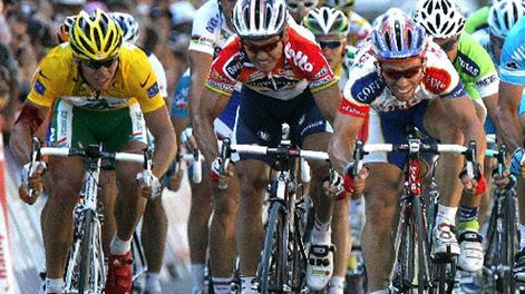 Ciclistas en medio de una carrera.