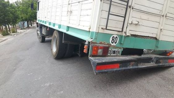 Camión cayó a un pozo provocado por rotura de caños y tuvo que sacarlo Bomberos