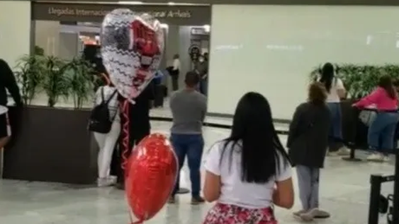 Viajó 50 horas para conocer a su novia virtual y no la reconoció