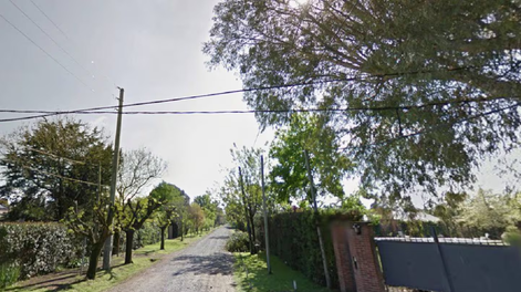investigan la muerte de una mujer que fue encontrada con la cabeza enterrada en el patio de su casa