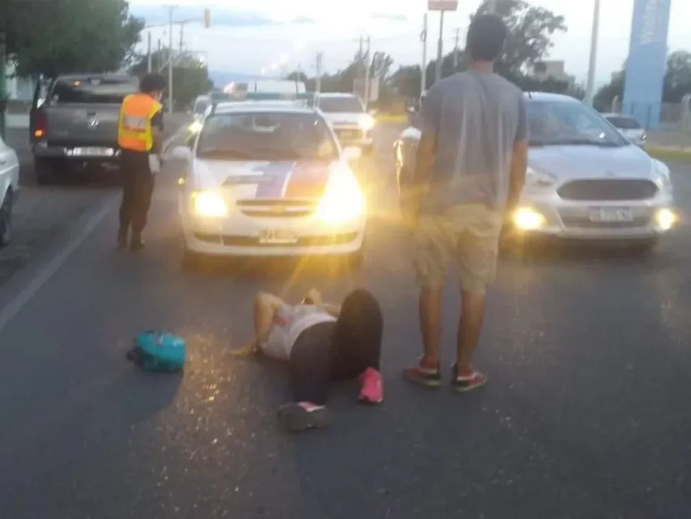 Una ciclista se estrelló contra la puerta abierta de un auto y fue a parar al hospital