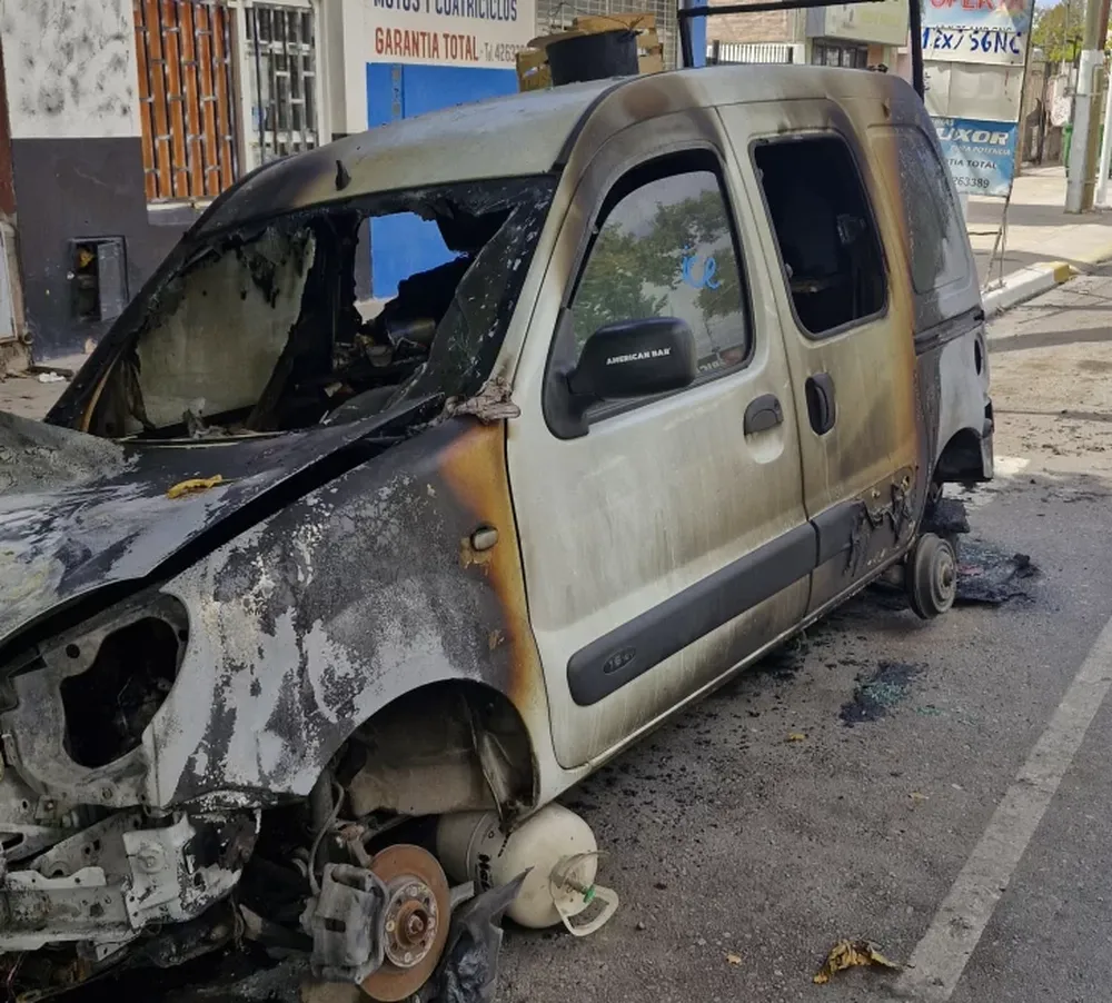 Investigan si un vehículo en el que dormía un trapito fue incendiado intencionalmente