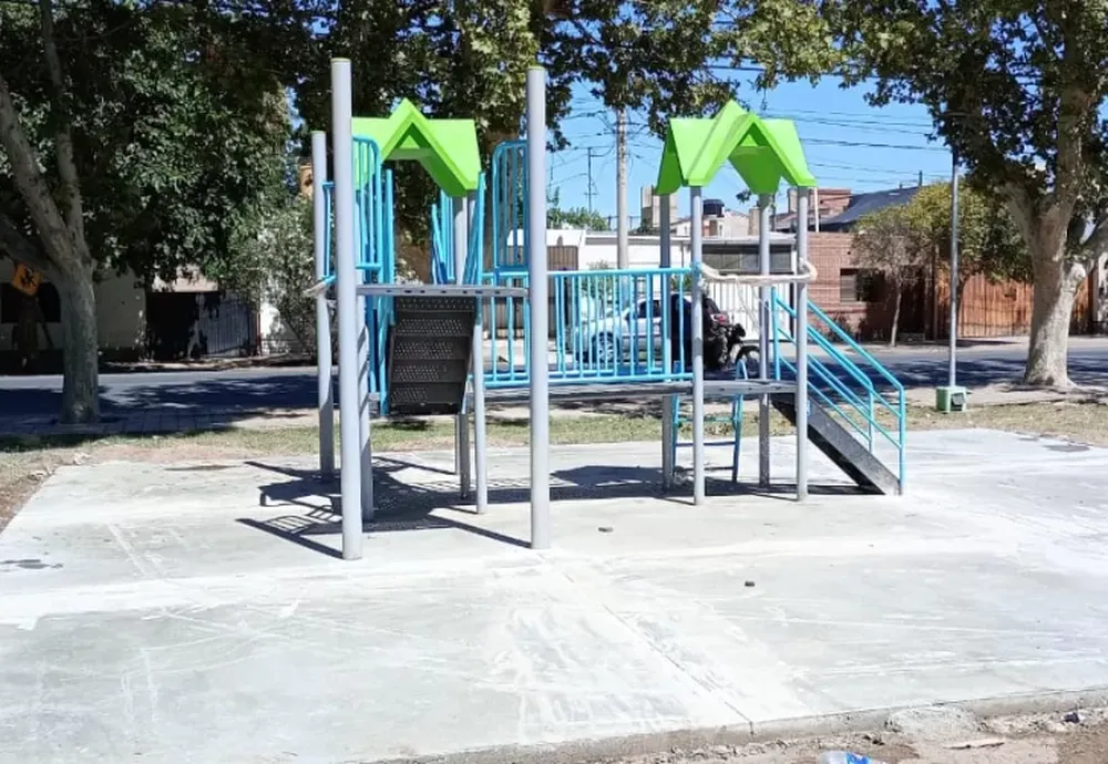 Nuevos juegos infantiles en el Barrio Huarpes