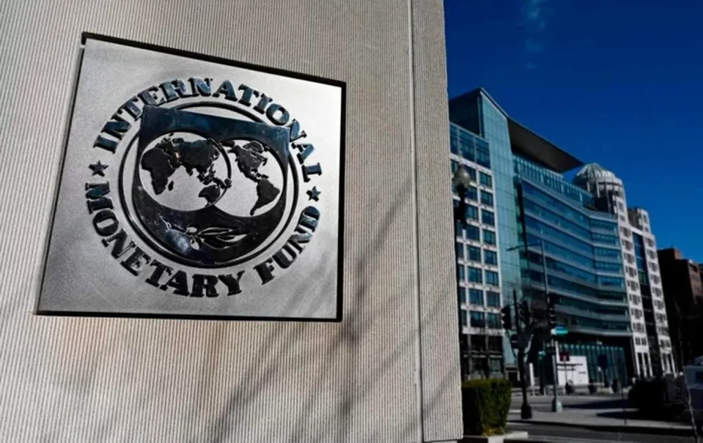 El FMI afirmó que monitorea de cerca el fallo que obliga a la Argentina a entregar sus acciones en YPF