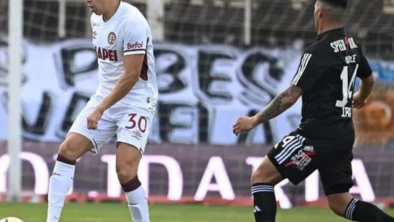 FORTALEZA. Riestra se hizo fuerte de verdad en su estadio y con una jugada preparada venció a Lanús.
