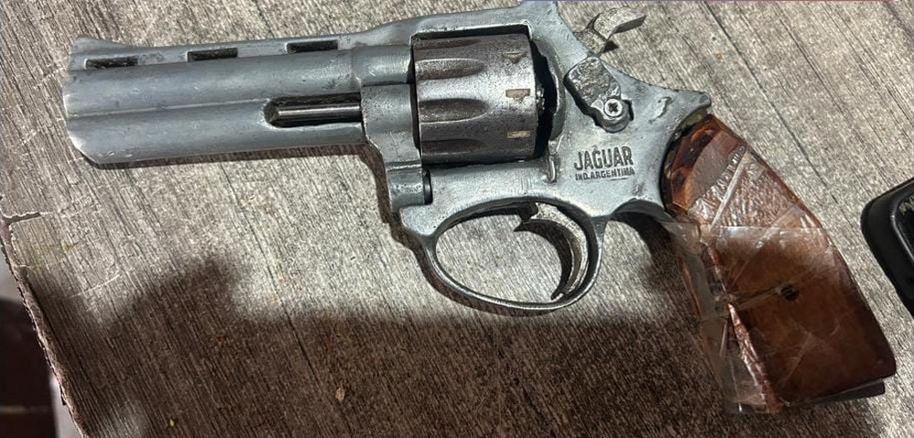 El arma secuestrada en los allanamientos por el robo a un remisero en Pocito. &nbsp;