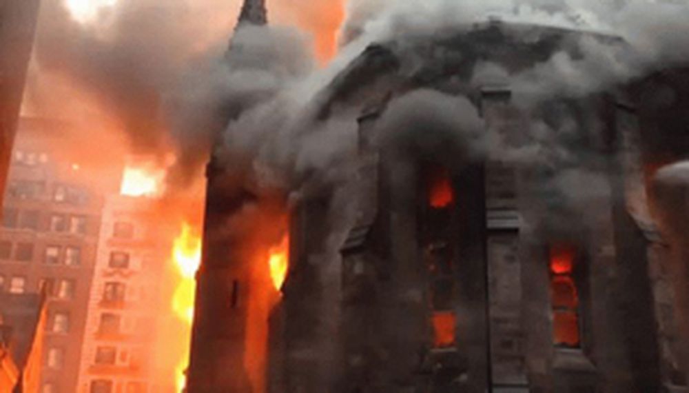 Increíble incendio en una catedral de Nueva York