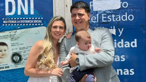 Mariano Robles (28) y Solana Albornoz (32) en una fotofamiliar reciente difundida en sus redes sociales.&nbsp;