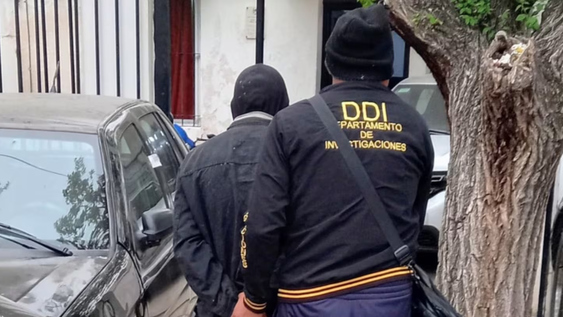detuvieron a un hombre acusado de matar a un conocido de un piedrazo en la cabeza