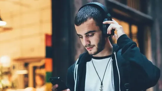 Recomiendan usar auriculares con descansos.