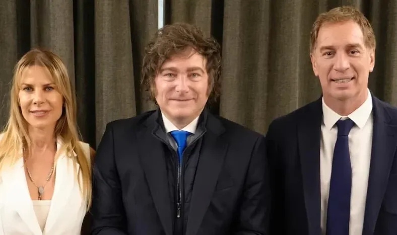 Milei junto a sus candidatos de la LLA.-