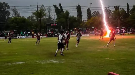 un futbolista murio tras ser alcanzado por un rayo en pleno partido: el video