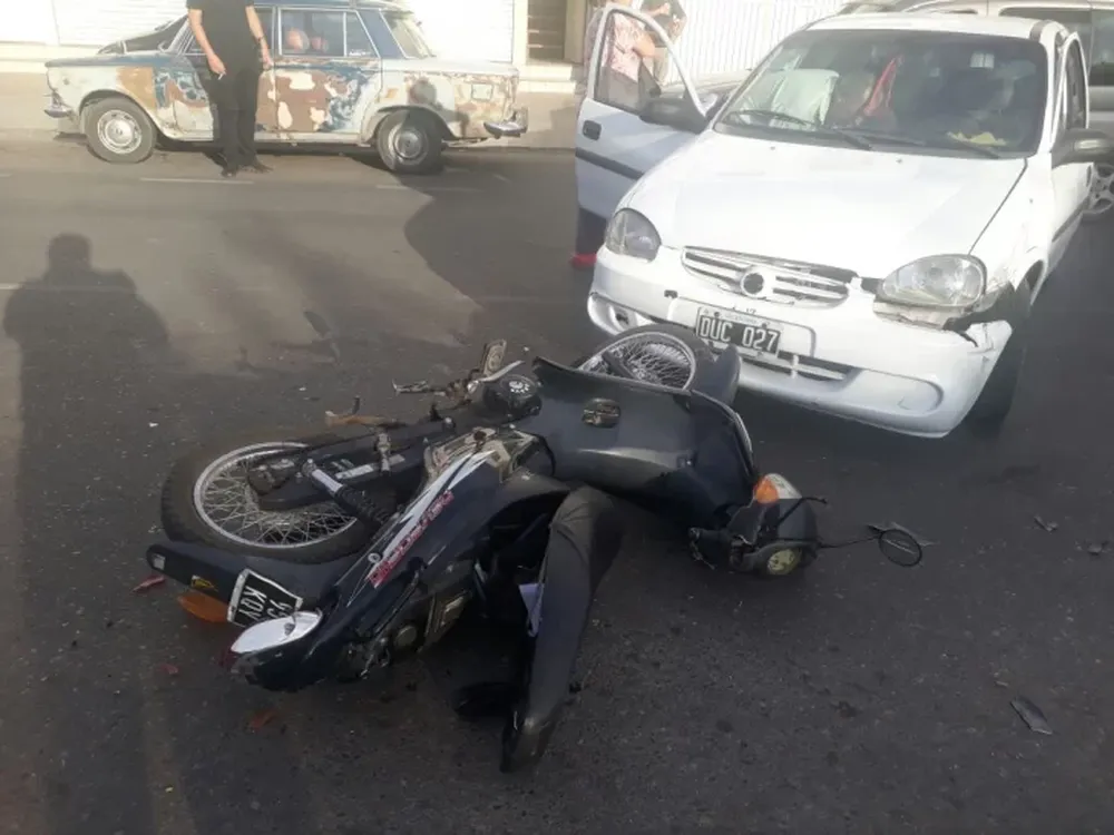 Un motociclista terminó herido al ser embestido por un auto