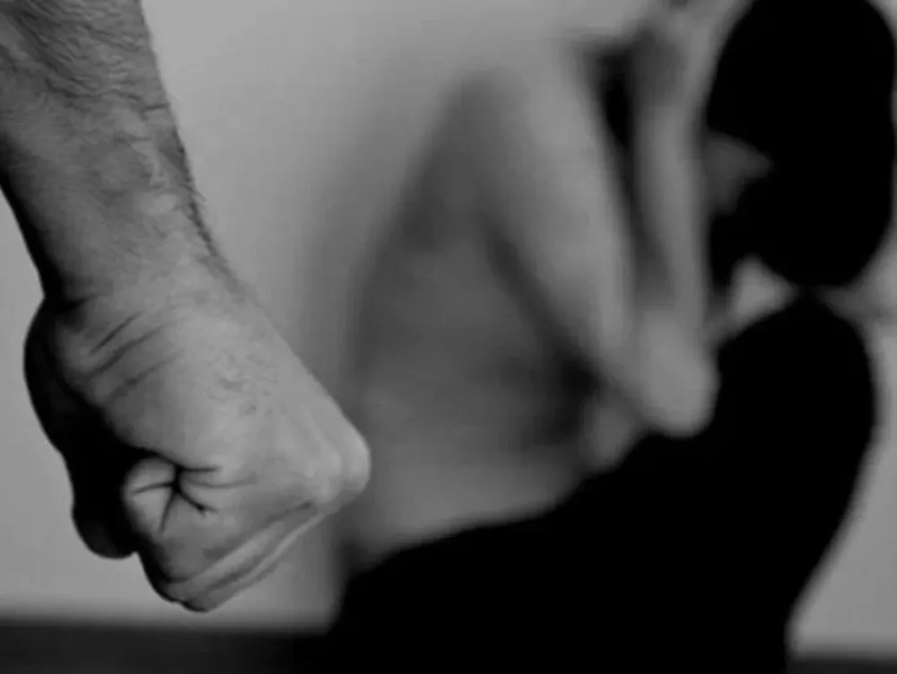 Una mujer estaba en cama engripada y su pareja empezó a agredirla por celos