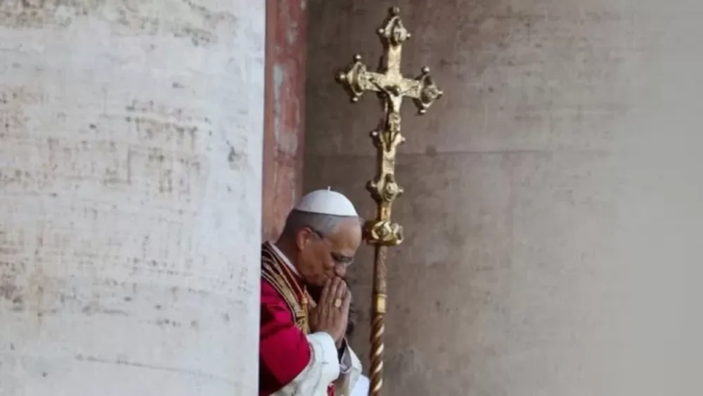 León XIV salió al balcón de la Logia de las Bendiciones luego de ser designado como el Papa.
