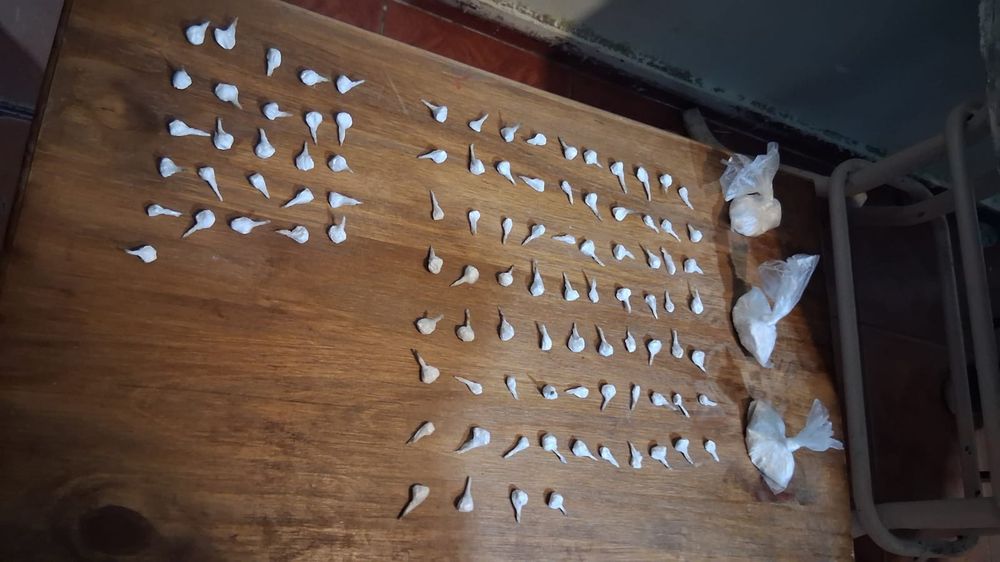 En uno de los allanamientos encontraron 100 dosis de cocaína.