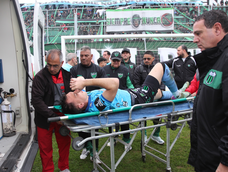 El arquero Facundo Masuero cuando era trasladado por la ambulancia. El arquero Facundo Masuero cuando era trasladado por la ambulancia.