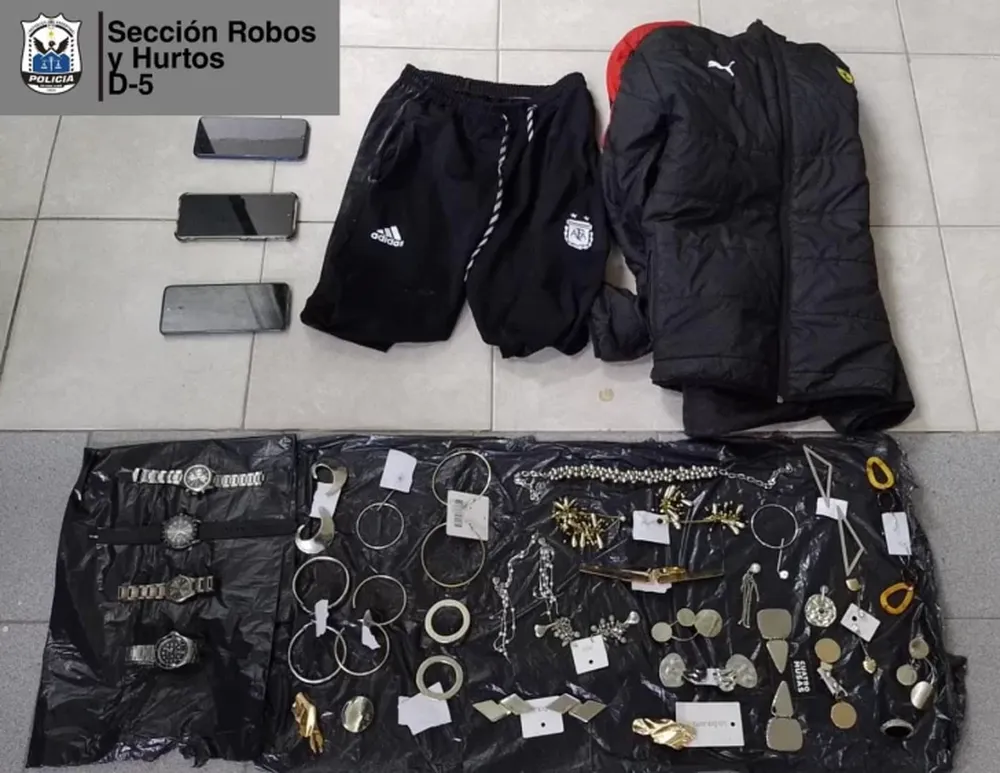 VIDEO: ladrón entraba a joyerías, decía que tenía un arma y se llevaba artículos