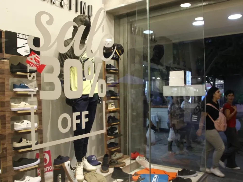 Comerciantes resignan márgenes de ganancia para sobrevivir a la inflación