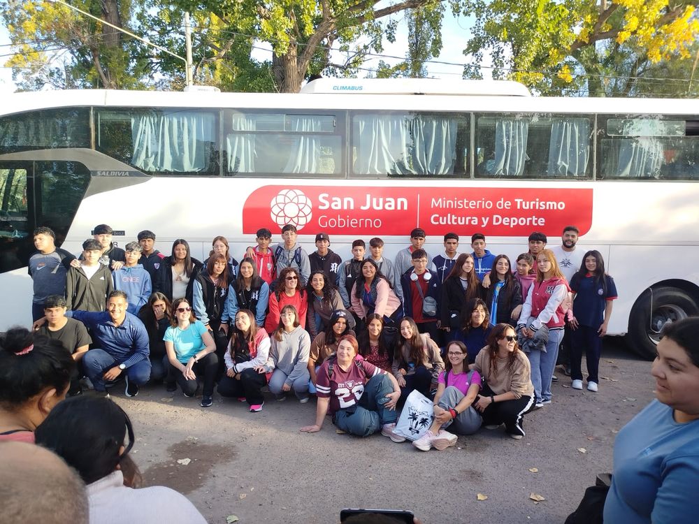 Los estudiantes de la Escuela Secundaria Obispo Zapata, de Pozos de los Algarrobos, Caucete, antes de emprender el viaje de sus vidas. Los estudiantes de la Escuela Secundaria Obispo Zapata, de Pozos de los Algarrobos, Caucete, antes de emprender el viaje de sus vidas.