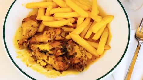 Pollo al ajillo con patatas, una receta ‘de las de toda la vida’ para disfrutar de un domingo en casa