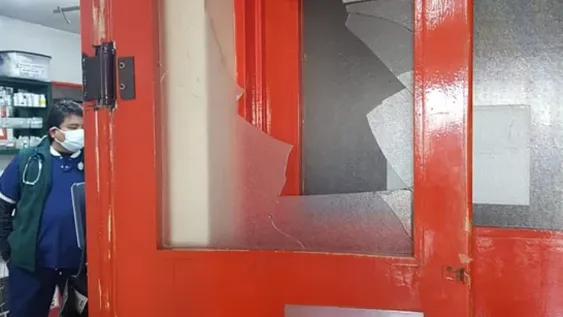 Violencia en el hospital de Caucete: agredió a un médico y destrozó un vidrio de una piña